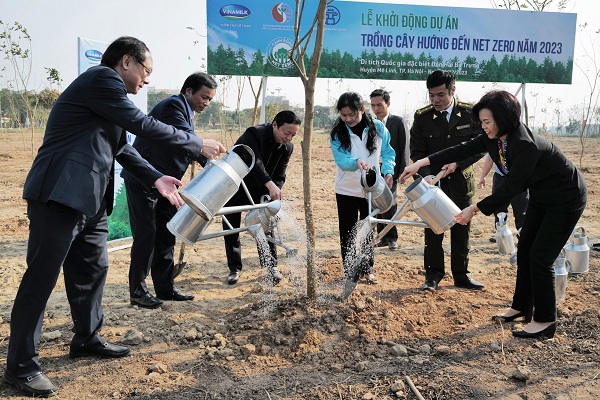 Vinamilk phối hợp với Báo TN&MT trồng cây hướng đến Net Zero giai đoạn 2023 – 2027. Dự án đầu tiên trồng hơn 1000 cây tại Mê Linh, Hà Nội.