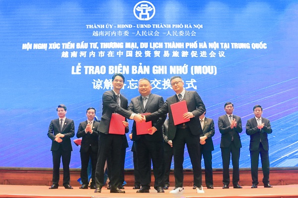 Ông Võ Trung Hiếu – Giám đốc Kinh doanh Quốc tế Vinamilk (ngoài cùng bên trái) – ký kết biên bản ghi nhớ hợp tác phân phối sữa chua với 2 đối tác Trung Quốc. 