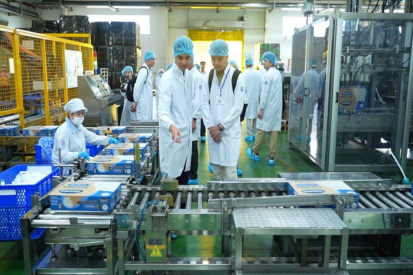 Lãnh đạo 2 đối tác Trung Quốc đến thăm nhà máy sản xuất của Vinamilk trước khi ký kết biên bản ghi nhớ hợp tác.