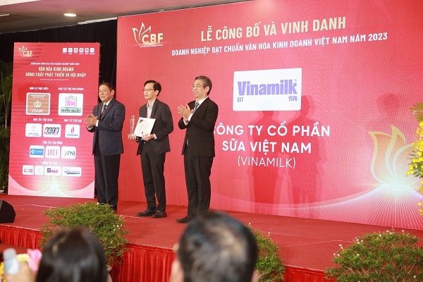 Ông Nguyễn Tường Huy – Giám đốc Nhân sự Vinamilk – nhận chứng nhận “Doanh nghiệp đạt chuẩn văn hóa kinh doanh Việt Nam năm 2023”.