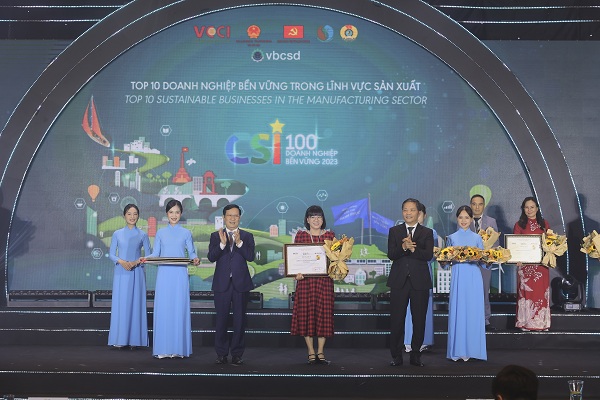 Đại diện Vinamilk nhận giải thưởng Top 10 Doanh nghiệp bền vững trong lĩnh vực sản xuất.