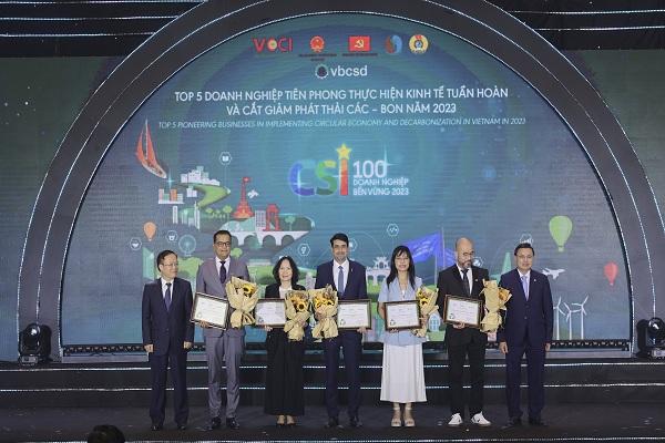 Đại diện Vinamilk nhận giải thưởng Top 5 Doanh nghiệp tiên phong thực hiện kinh tế tuần hoàn và cắt giảm phát thải carbon.