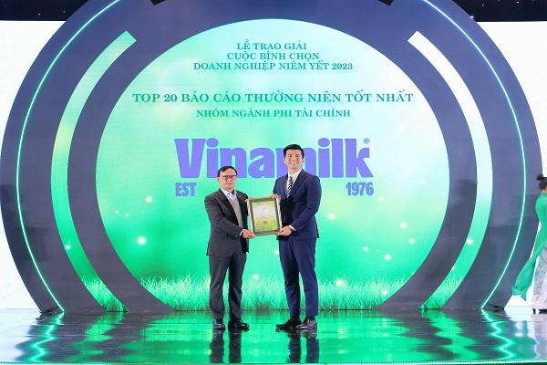 Đại diện Vinamilk nhận Giải thưởng Top 20 Báo cáo thường niên tốt nhất nhóm ngành phi tài chính. Xem thêm Báo cáo thường niên 2022 của Vinamilk.
