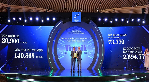 Ông Lê Thành Liêm, Giám đốc điều hành Tài chính của Vinamilk nhận Giải thưởng Doanh nghiệp Quản trị công ty vượt trên tuân thủ.