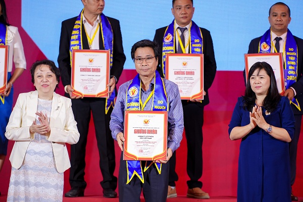 Ông Lê Hoàng Minh – Giám đốc điều hành Sản xuất kiêm Trưởng Dự án Net Zero Vinamilk – đón nhận danh hiệu HVNCLC 2024.