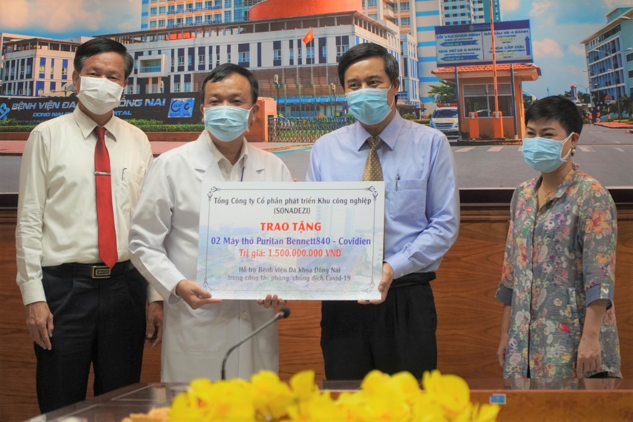 Lãnh đạo Tổng công ty CP Phát triển Khu công nghiệp trao bảng tượng trưng tặng 02 máy thở cho Bệnh viện Đa khoa Đồng Nai