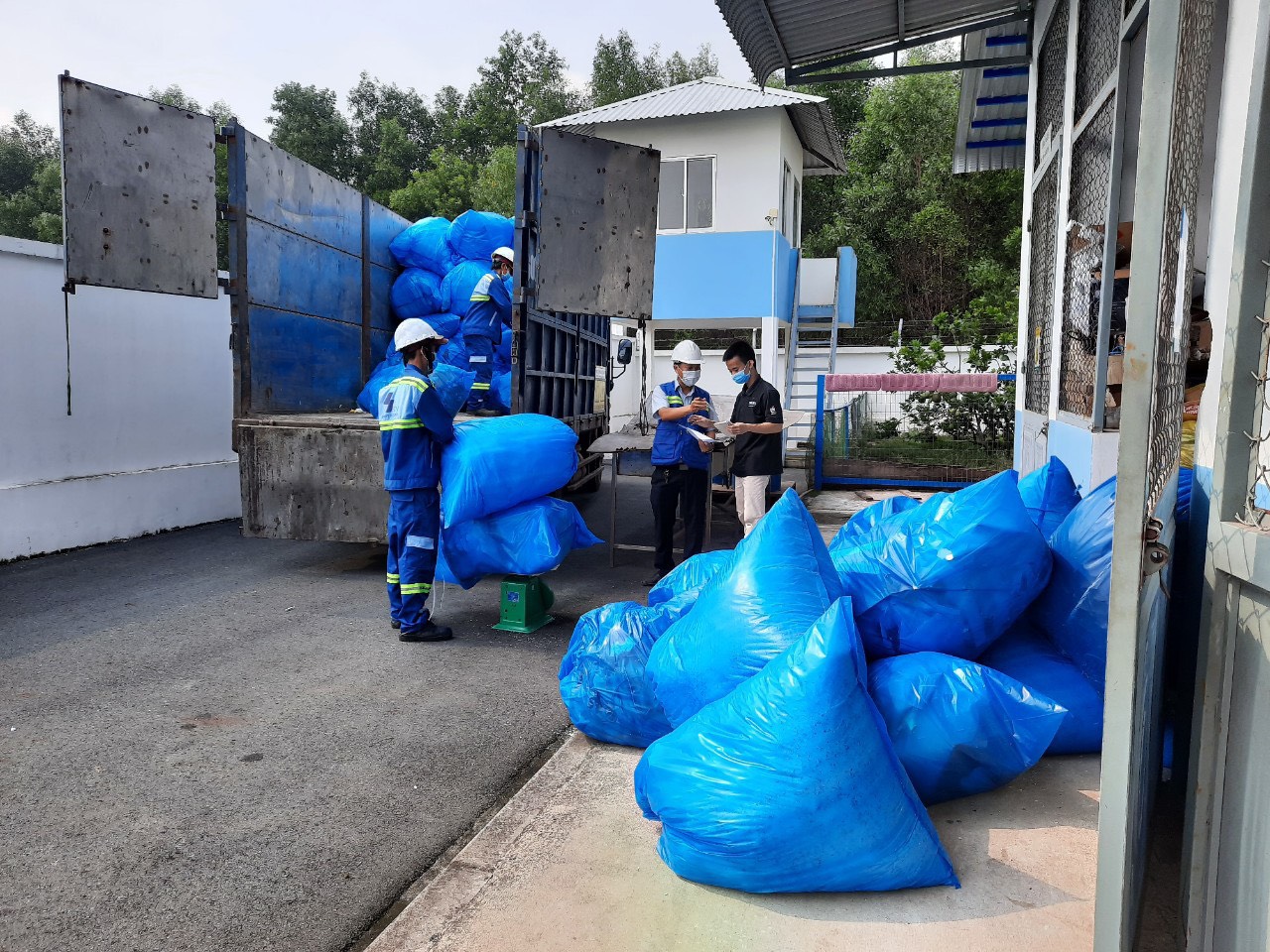 Công nhân của SDV đang thu gom rác công nghiệp không nguy hại tại Công ty TNHH A First Vina