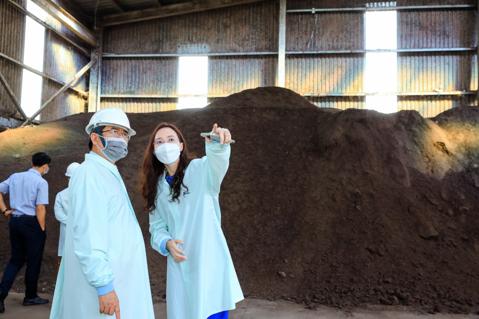 Linh mục Đa Minh Ngô Công Sứ tham quan Trạm tái chế chất thải làm phân compost của Khu xử lý chất thải Quang Trung