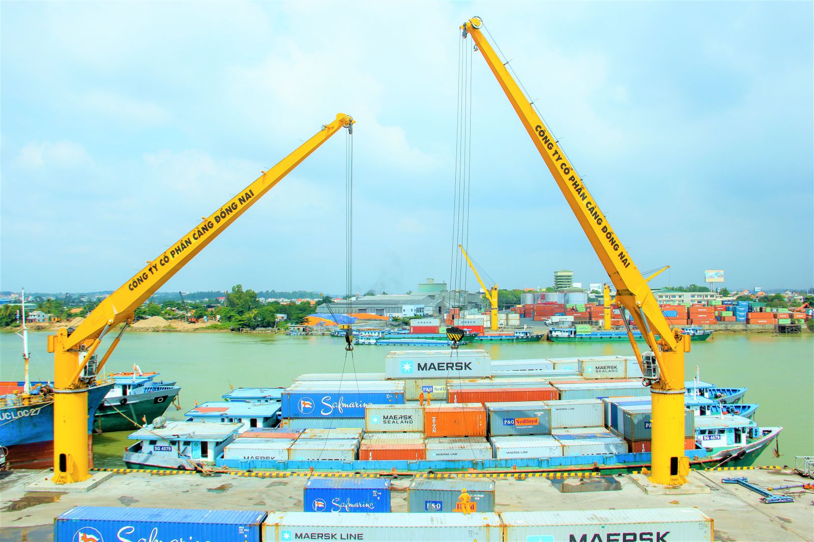 Khai thác hàng container tại Cảng Long Bình Tân