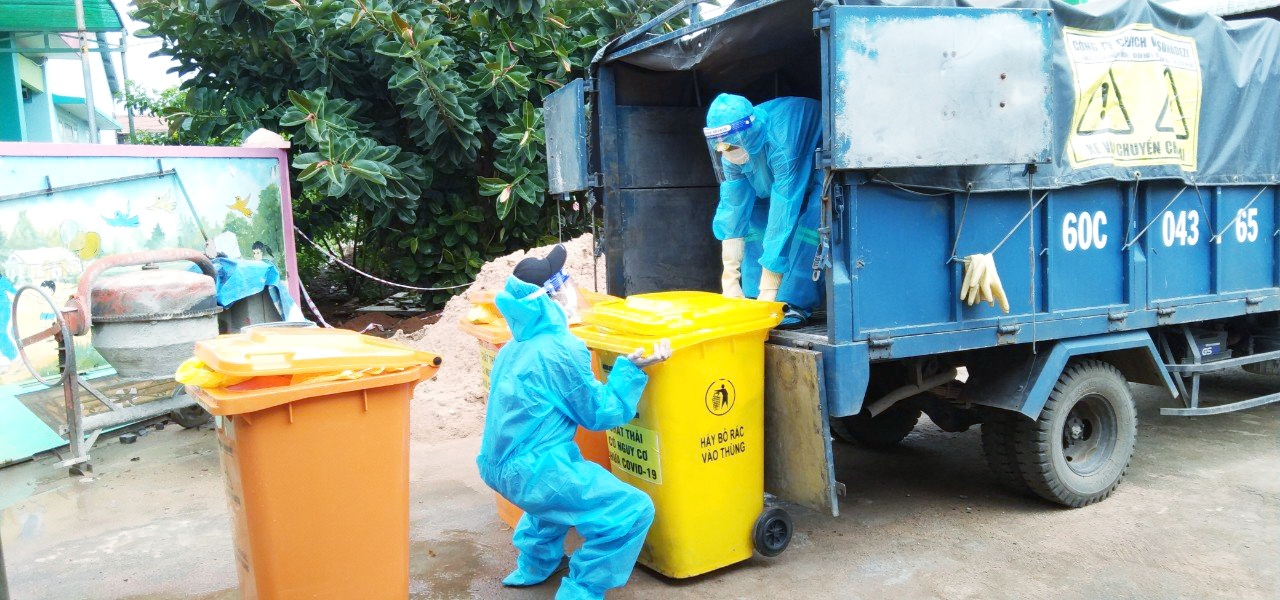 Công nhân của Công ty CP Dịch vụ Sonadezi thu gom, vận chuyển chất thải y tế phát sinh do dịch Covid -19