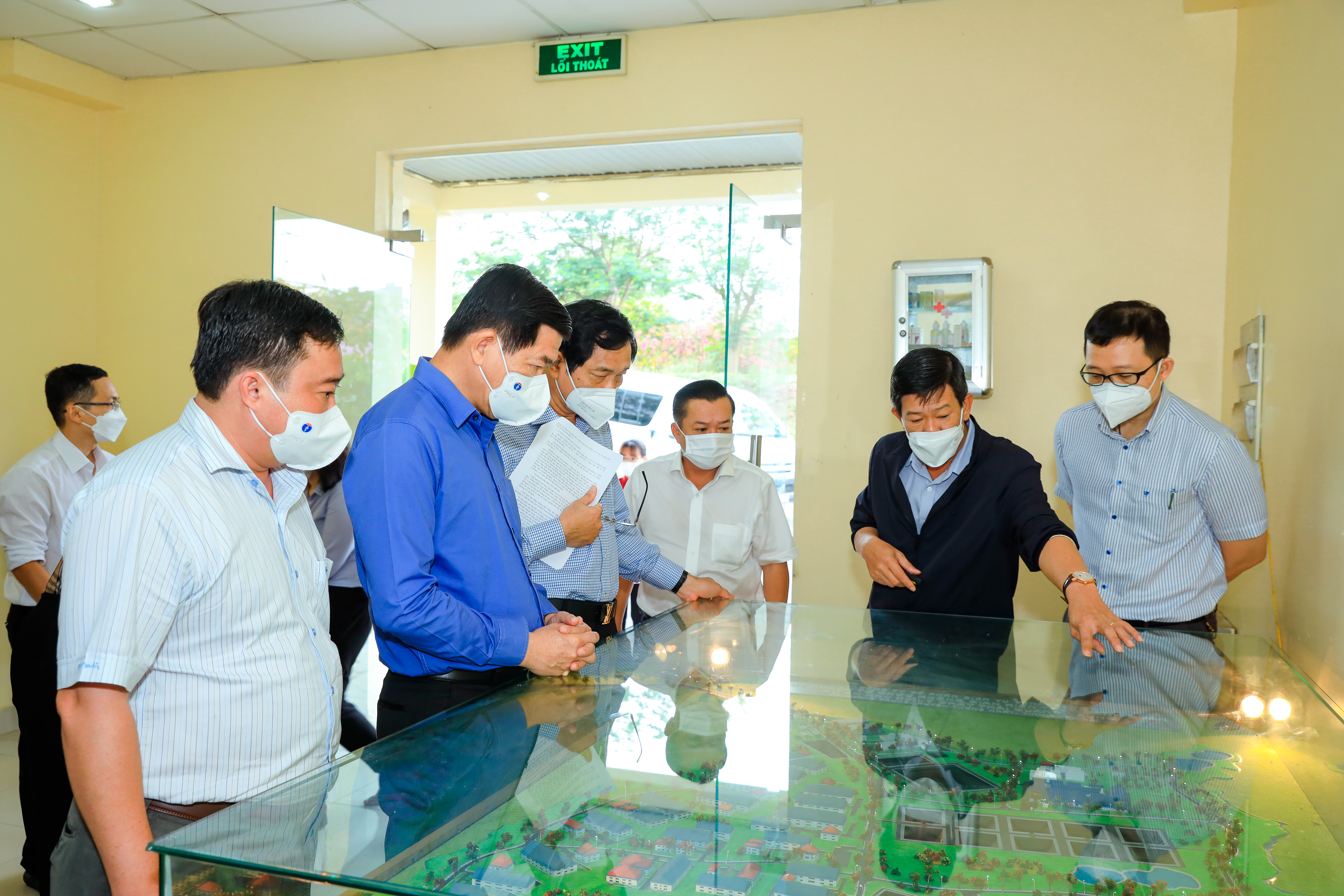 Bí thư Nguyễn Hồng Lĩnh và đoàn công tác làm việc với Khu xử lý chất thải Quang Trung