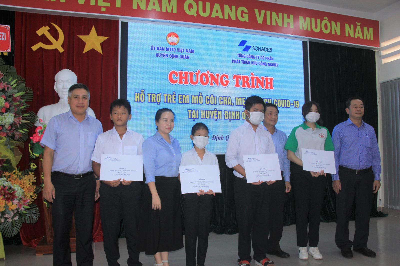Sonadezi và các đơn vị thành viên trao tiền hỗ trợ cho trẻ em mồ côi do dịch Covid-19 trên địa bàn huyện Định Quán
