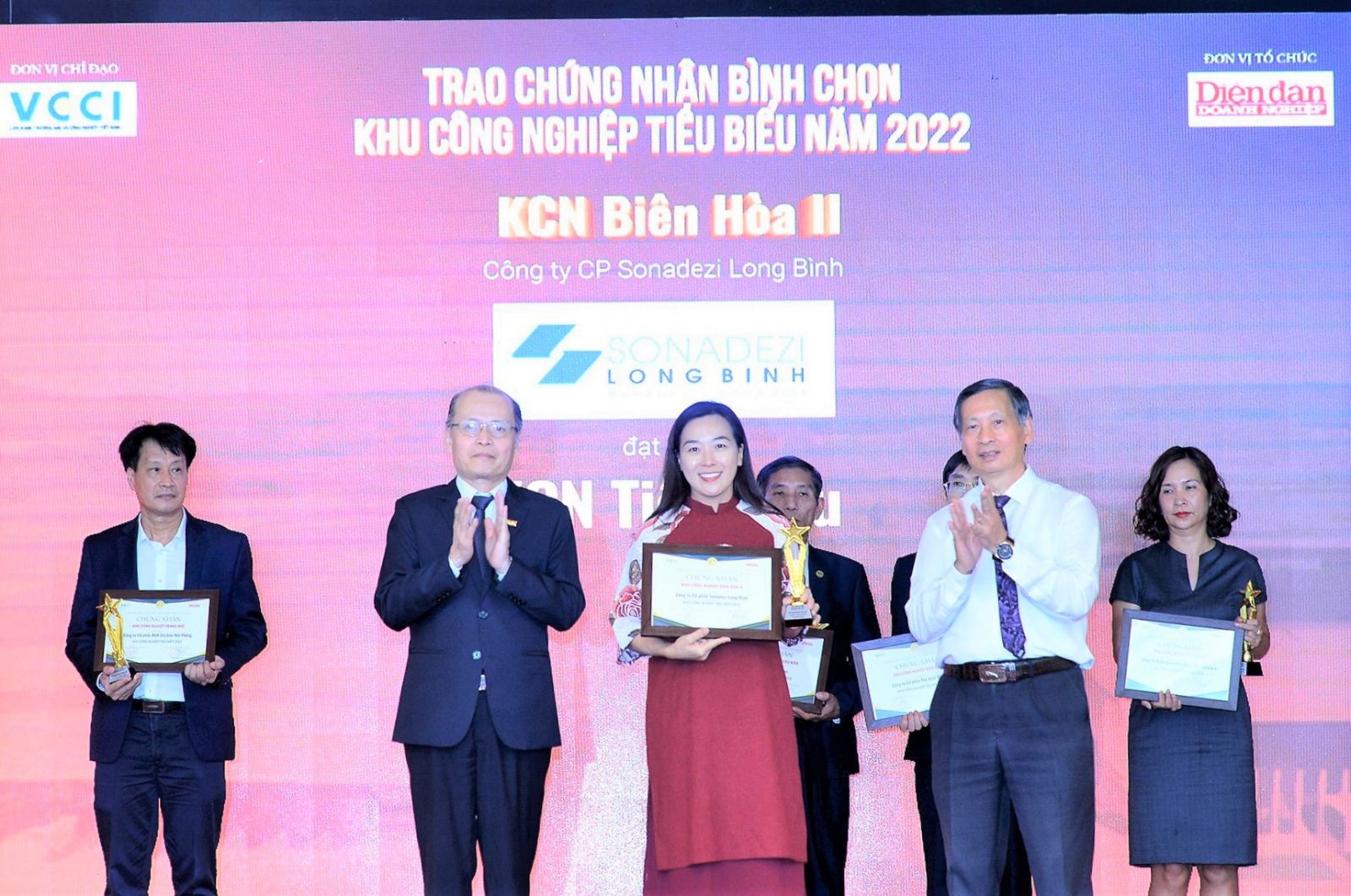 Bà Lê Thị Kim Tuyền - Phó Tổng Giám đốc SZB nhận Chứng nhận KCN tiêu biểu năm 2022