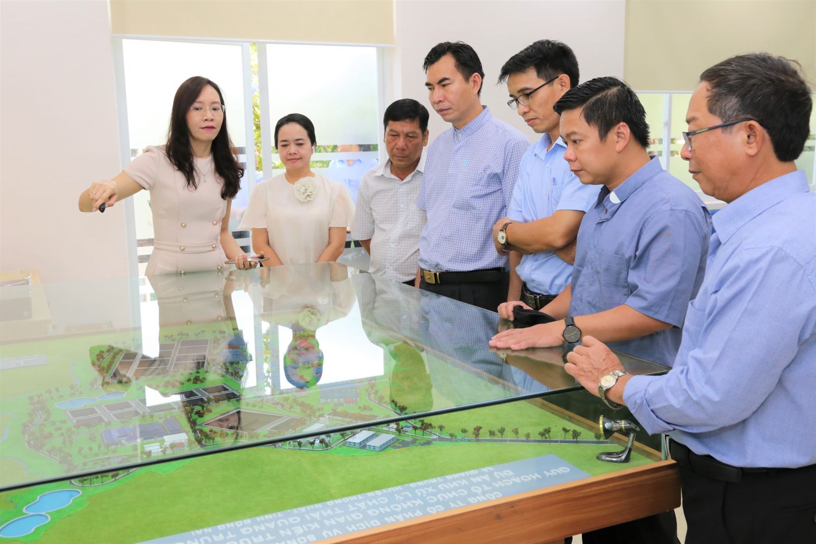 Đại diện chính quyền và người dân huyện Thống Nhất xem quy hoạch tổng thể của Khu xử lý chất thải Quang Trung