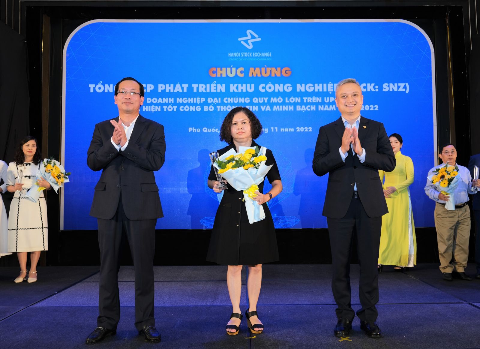 Bà Nguyễn Thị Hạnh - Phó Tổng Giám đốc SNZ nhận cúp Doanh nghiệp đại chúng quy mô lớn trên UPCoM thực hiện tốt công bố thông tin và minh bạch năm 2021 - 2022
