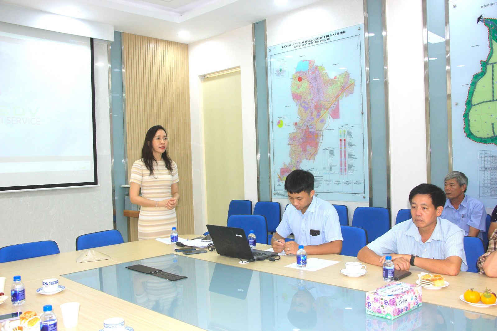 Bà Trần Thị Thúy - Phó TGĐ Công ty SDV, Giám đốc Khu XLCT Quang Trung nêu các giải pháp của Công ty trong thời gian tới