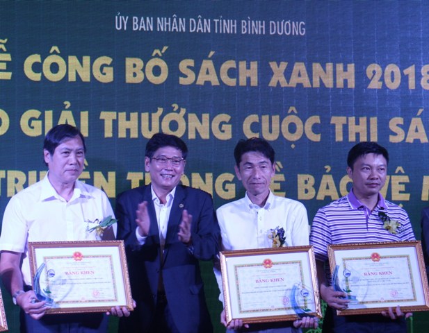 Đại diện FrieslandCampina Việt Nam (Áo trắng bên trái) nhận giải từ Ban tổ chức