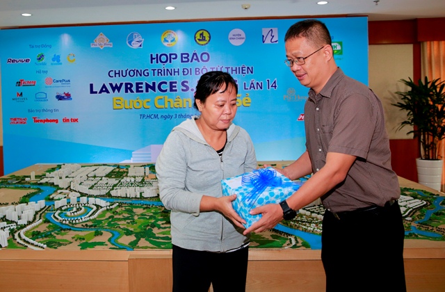 Ban tổ chức trao quà cho Chị Nguyễn Thị Phượng, ngụ khu phố 4, phường Tân Phú, Q.7 , hộ vừa mới thoát nghèo từ sự hỗ trợ của chương trình