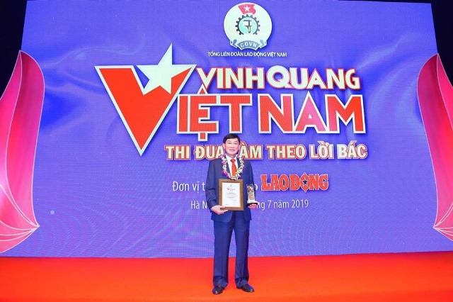 Doanh nhân Johnathan Hạnh Nguyễn - Chủ tịch HĐTV Tập đoàn Liên Thái Bình Dương nhận Giải thưởng Vinh quang Việt Nam lần thứ 15 năm 2019.