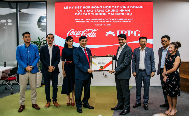 Ông Johnathan Hạnh Nguyễn - Chủ tịch IPPG nhận Chứng nhận Đối tác thương mại danh dự từ Coca-Cola Việt Nam.