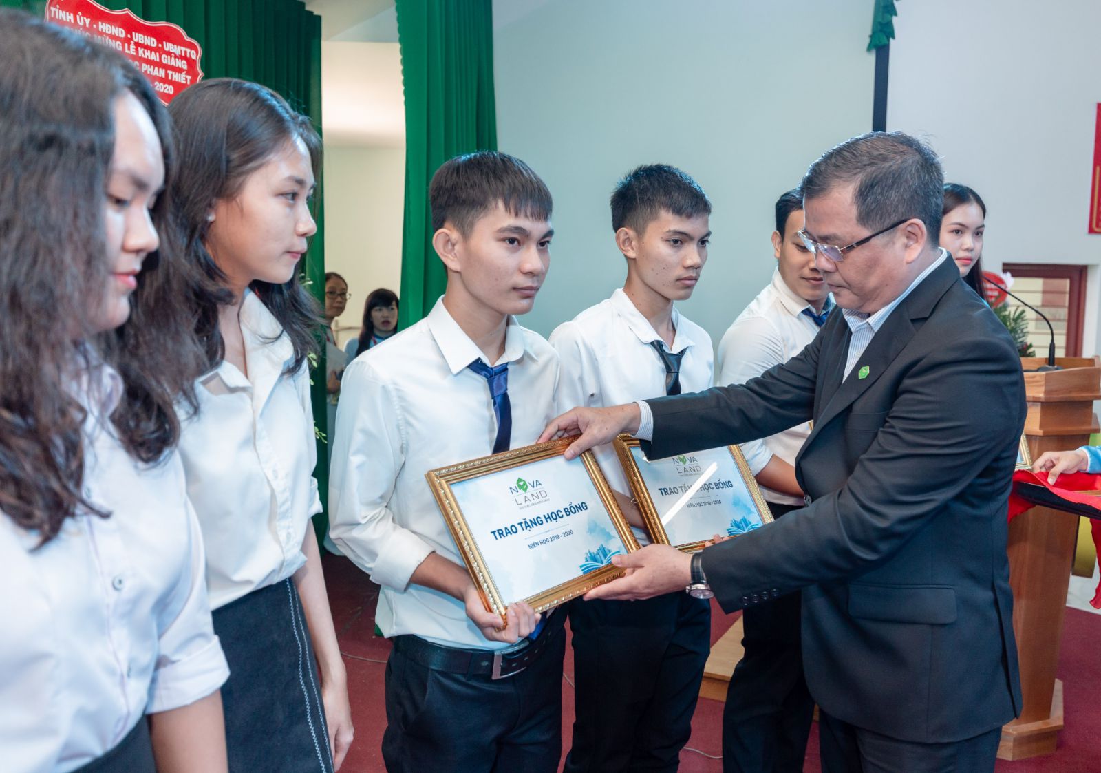 Đại diện Tập đoàn Novaland và Đại học Phan Thiết trao tặng học bổng đến các Em sinh viên.