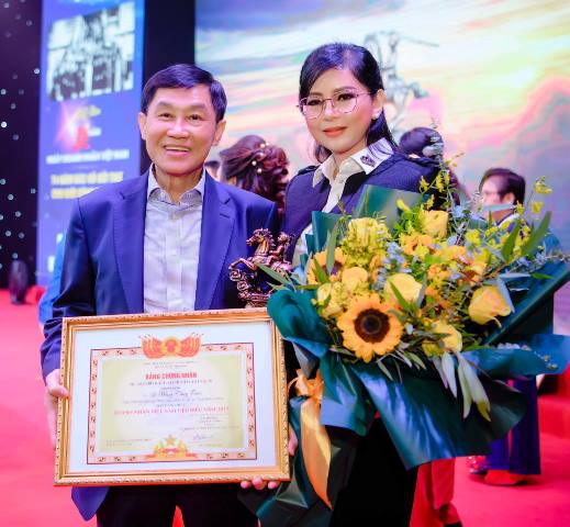 Tổng giám đốc Lê Hồng Thủy Tiên cùng chồng là Doanh nhân Johnathan Hạnh Nguyễn - Chủ tịch HĐTV IPPG tại Lễ trao tặng Danh hiệu Doanh nhân Việt Nam tiêu biểu năm 2019.