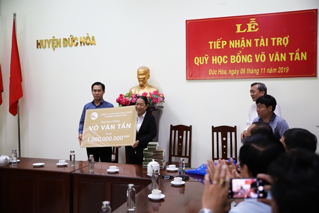 HDTC trao tặng 1 tỷ đồng cho Quỹ học bổng Võ Văn Tần.