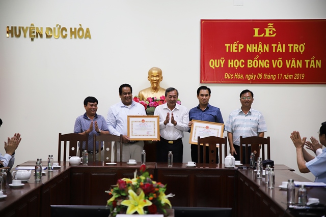 Ông Đinh Trường Chinh – chủ tịch HĐQT và Ông Trịnh Trung Trưởng – Bí Thư Đảng Ủy Công ty HDTC nhận Thư cảm ơn của UBND Huyện Đức Hòa.