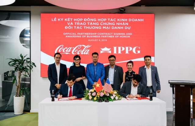 Tổng Giám đốc Công ty TNHH Nước Giải Khát Coca-Cola Việt Nam - ông Peeyush Sharmap/và Chủ tịch IPPG - ông Johnathan Hạnh Nguyễn tại lễ ký kết hợp tác kinh doanh.