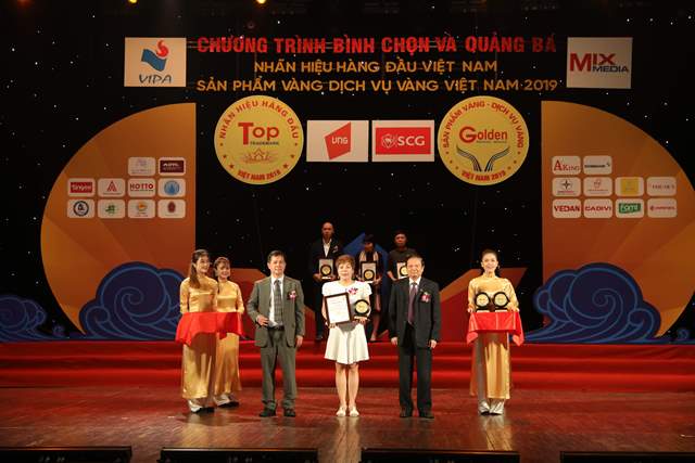 Bà Lê Thị Lan Phương - Quyền Giám đốc Chi nhánh IPPG tại Hà Nội nhận bằng chứng nhận của Ban tổ chức.