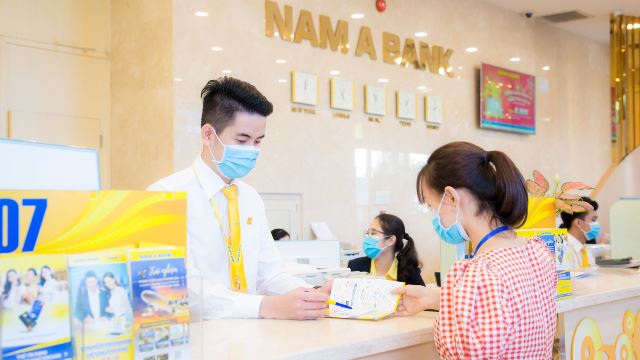 Nhân viên của Nam A Bank được khuyến cáo đeo khẩu trang trong khi giao dịch với khách hàng.