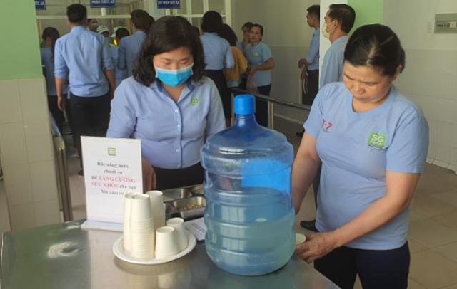 Ngoài ra, công ty còn cung cấp nước sả chanh miễn phí cho công nhân.