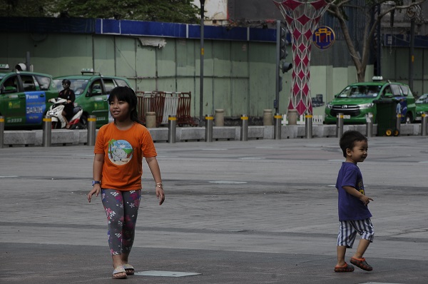 Các em nhỏ nô đùa trên Phố đi bộ Nguyễn Huệ cũng không được cha mẹ trang bị Khẩu trang phòng dịch.