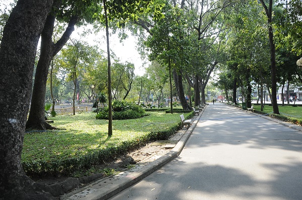 Công viên Hoàng Văn Thụ cũng vắng bóng người dân đến vui chơi và tập thể dục.