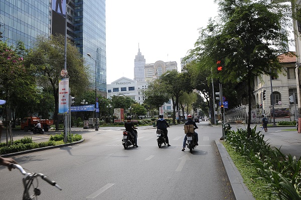 Giao lộ Lý Tự Trọng - Đồng Khởi, Q.1 cũng chỉ có vài xe máy đứng chờ đèn đỏ.