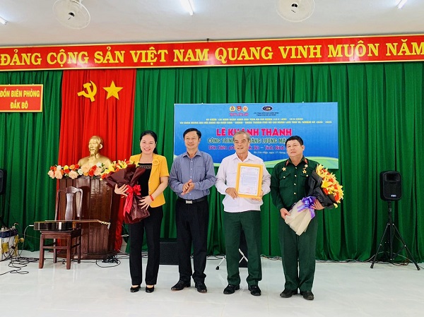 Ông Phạm Hồng Khanh, Phó Chủ tịch UBND huyện Bù Gia Mập trao hoa và thư cảm ơn đến đoàn công tác.