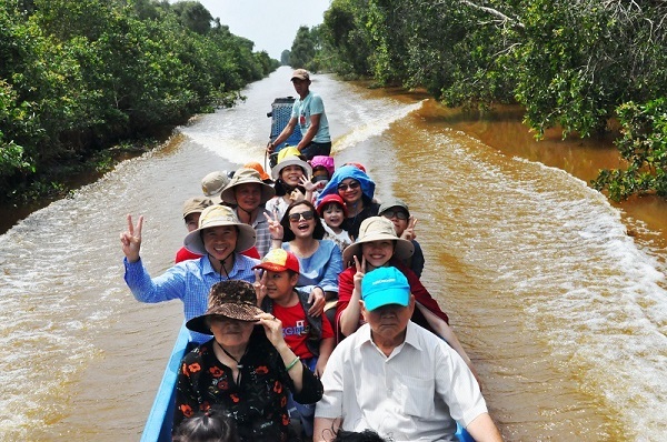 Du khách trải nghiệm tour du lịch sông nước miền Tây bằng xuồng tắc ráng.