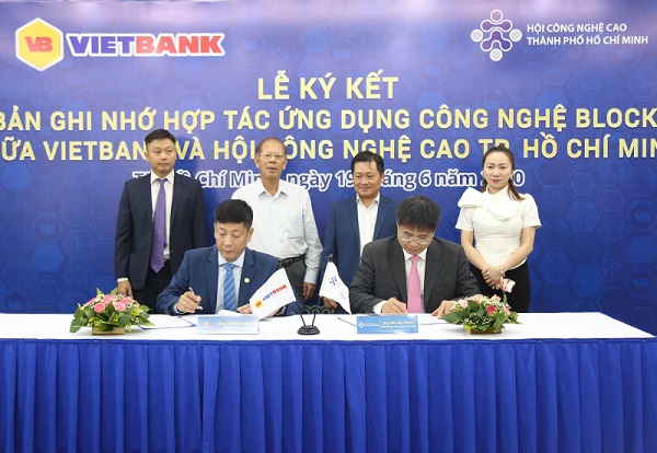 Lễ ký biên bản ghi nhớ hợp tác giữa Vietbank và Hội công nghệ cao TP HCM.