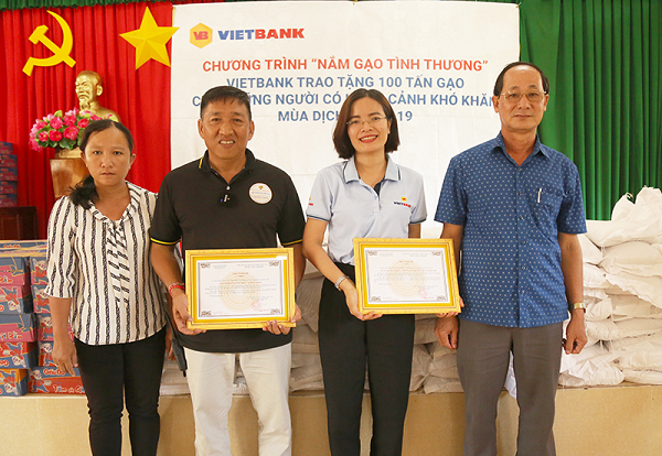 Ông Lê Văn Nên – Phó chủ tịch UBND huyện Đức Huệ, tỉnh Long An (ngoài cùng bên phải) trao thư cảm ơn Vietbank.