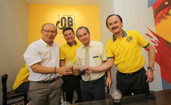 Ông Park Hang Seo huấn luyện viên trưởng đội tuyển Việt Nam đến chúc mừng Cà phê Ông Bầu ra mắt điểm bán thứ 100.