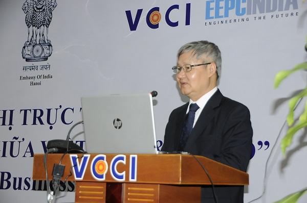 Ông Võ Tân Thành – Phó Chủ tịch Phòng Thương mại và Công nghiệp Việt Nam, Giám đốc VCCI/HCM phát biểu tại Hội nghị.