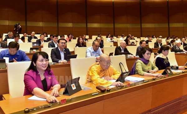 Các đại biểu Quốc hội bấm nút thông qua Nghị quyết về tổ chức chính quyền đô thị tại TP. HCM (Ảnh: Thanhuytphcm)