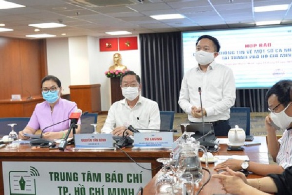 Ông Từ Lương - Phó Giám đốc Sở TTTT TP. HCM thông tin về các ca nhiễm COVID-19 mới tại TP. HCM, trong buổi họp báo chiều ngày 1/12.ộng đồng
