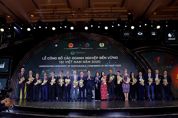 Phó Chủ tịch nước Đặng Thị Ngọc Thịnh tặng hoa chúc mừngp/Top 10 doanh nghiệp bền vững trong lĩnh vực Thương mại – Dịch vụp/và Top 10 trong lĩnh vực sản xuất.