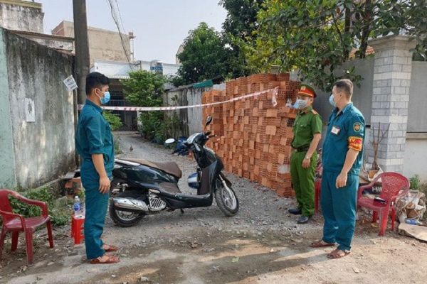 Lực lượng chức năng đang tiến hành phong tỏa nơi ở của ông K. tại đường số 4, phường Long Bình, quận 9, TP.HCM.