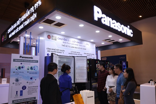 Khách hàng tìm hiểu về sản phẩm tủ lạnh mới của Panasonic tại Triển lãm 