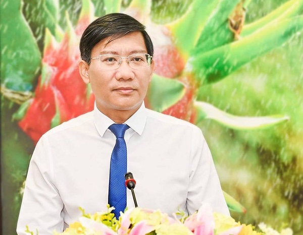 Ông Dương Văn An, Bí thư Tỉnh ủy Bình Thuận tặng hoa chúc mừng ông Lê Tuấn Phong, Chủ tịch UBND tỉnh Bình Thuận. Ảnh: /TTXVN