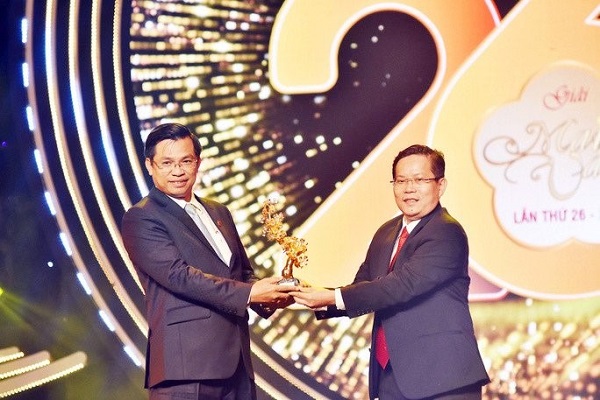 Ông Trần Ngọc Tâm – Tổng Giám đốc Nam A Bank (bìa trái) tiếp nhận “Nhành Mai Vàng” từ Tổng biên tập Báo Người Lao Động – ông Tô Đình Tuân.
