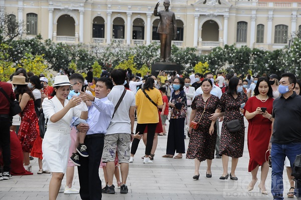 Khu vực tượng đài Chủ tịch Hồ Chí Minh tập trung khá đông người dân, nhưng các biện pháp phòng dịch có vẻ lỏng lẻo hơn