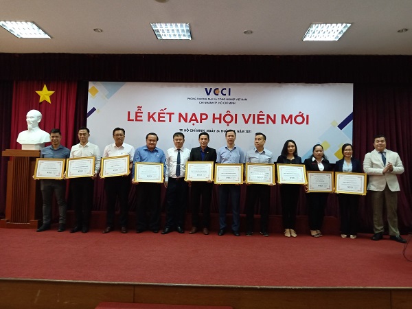 Ông Trần Ngọc Liêm (thứ 5 từ trái qua) - Phó Giám đốc VCCI/HCM trao Chứng nhận Hội viên VCCI cho các doanh nghiệp.